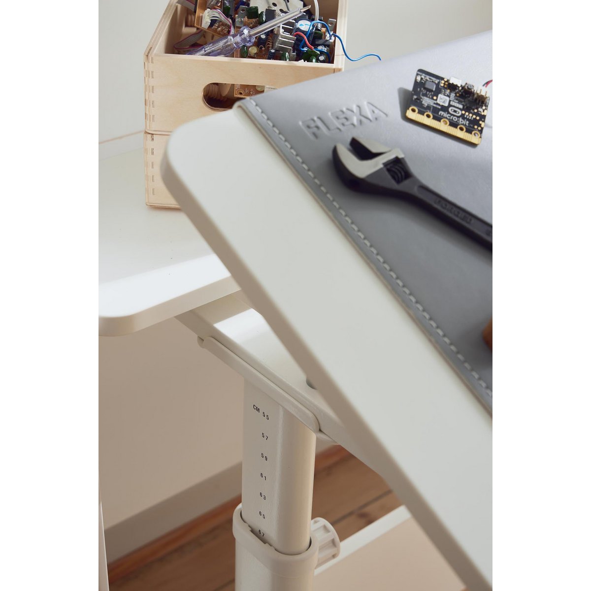 Evo Study Desk – neigbarer Schreibtisch