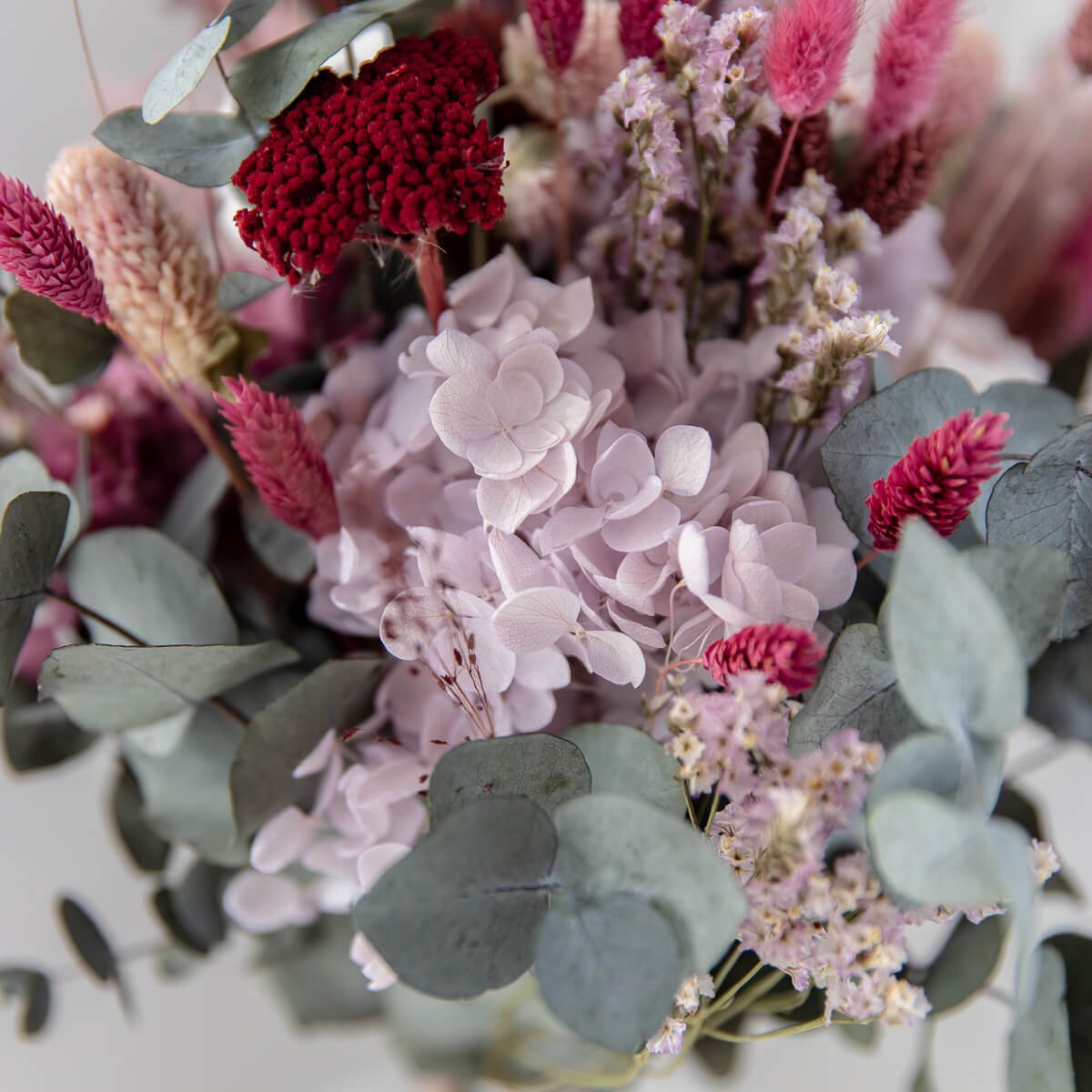 Trockenblumengesteck Berry: Elegante Blumen in beerigen Tönen