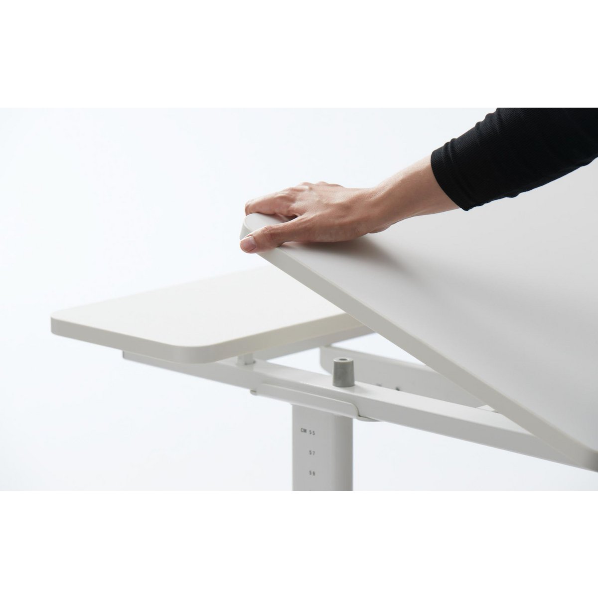 Evo Study Desk – neigbarer Schreibtisch