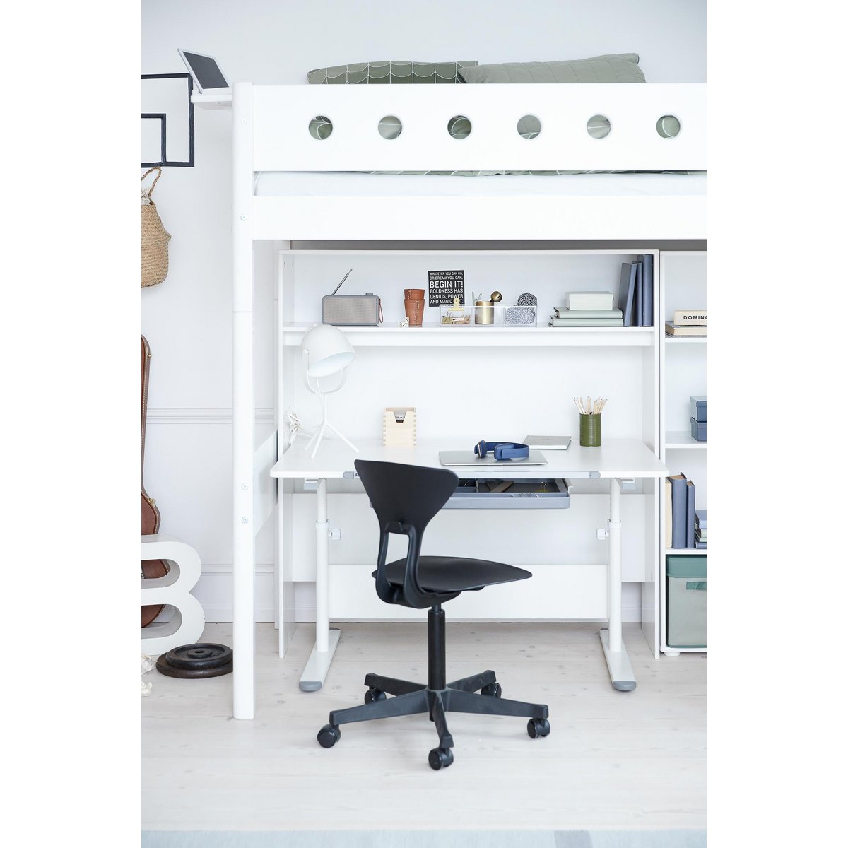 Evo Study Desk – neigbarer Schreibtisch