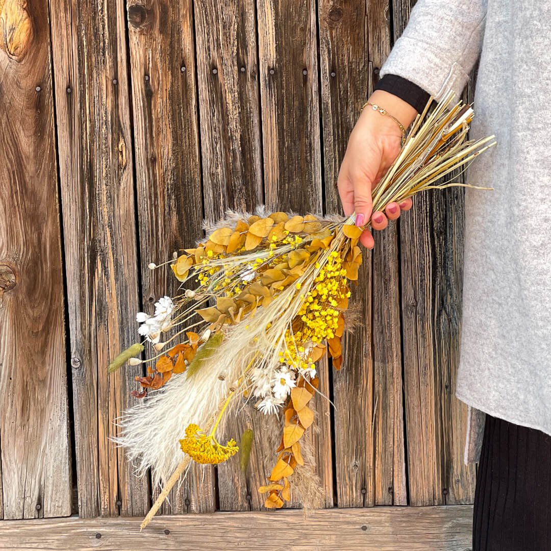 Cozy Autumn: Trockenblumenstrauß mit Achillea und Mohnkapseln