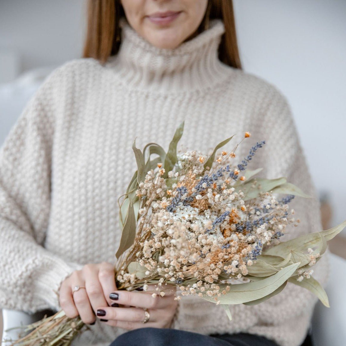 Frühlingsmelodie: Harmonie von Lavendel, Glixia und Eukalyptus in Trockenblumenstrauß