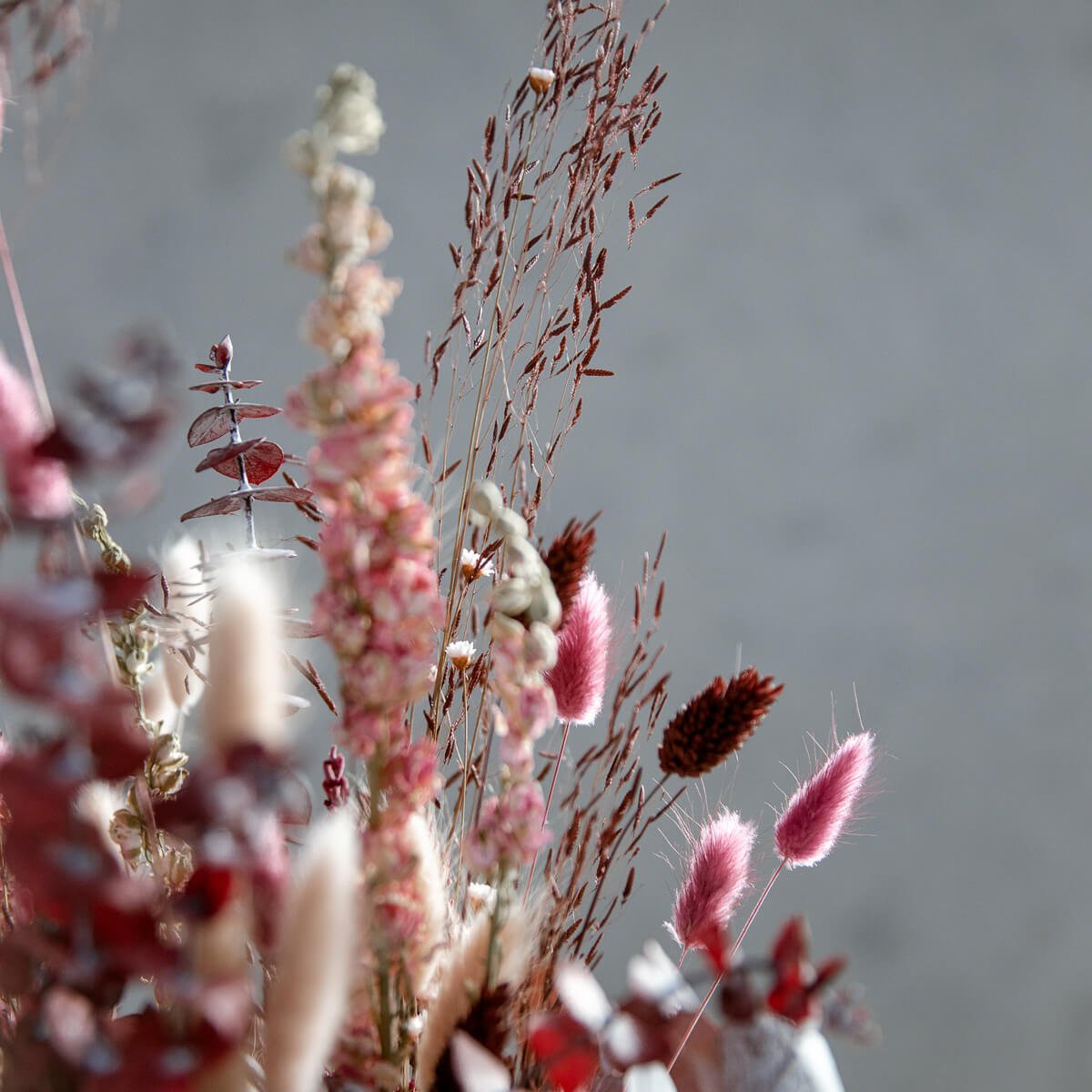 Sonntagsspaziergang: Trockenblumenstrauss mit Eukalyptus & Lagurus in rauchigen Rottönen