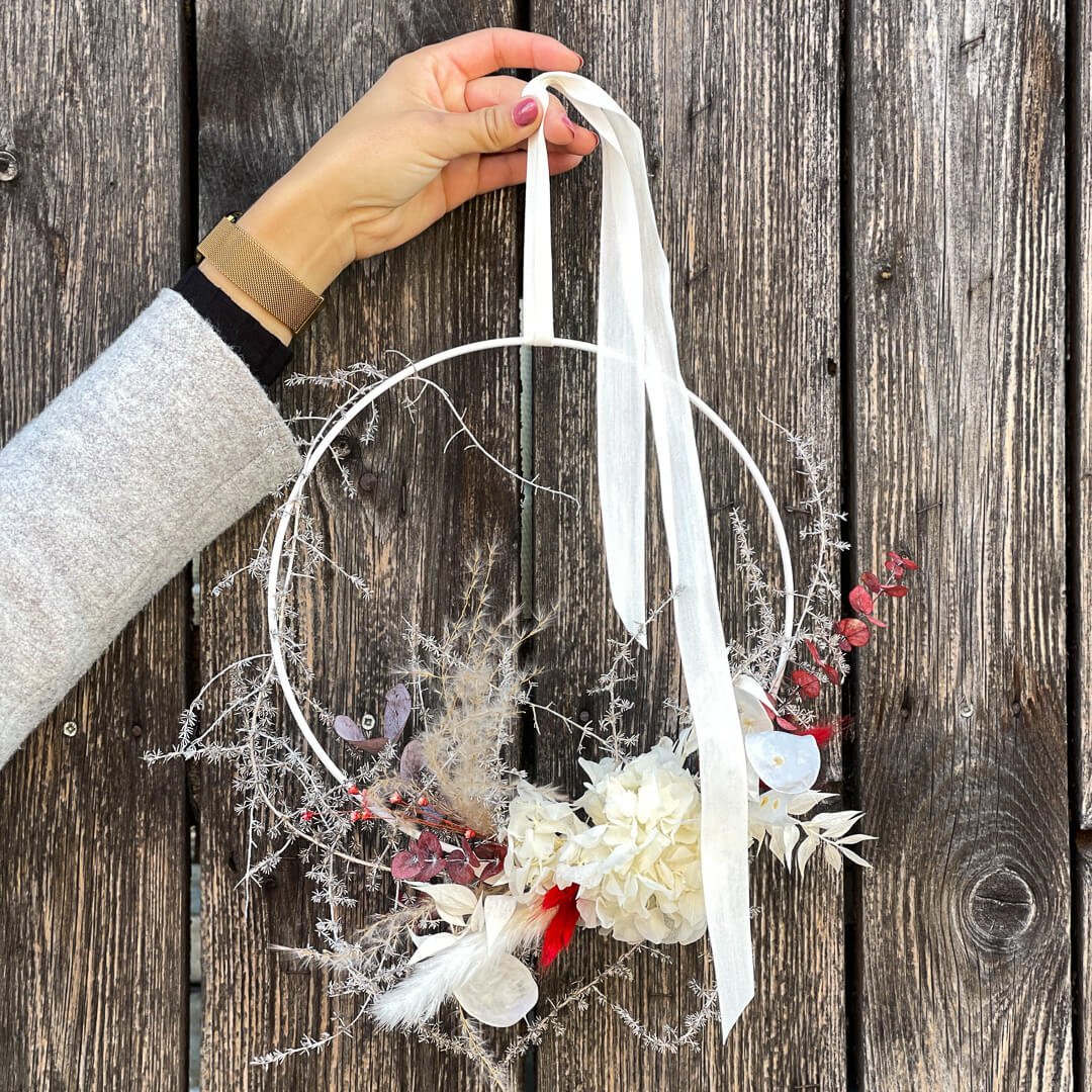 Hortensie extravagant: Trockenblumenkranz in weiß-rosa-Tönen